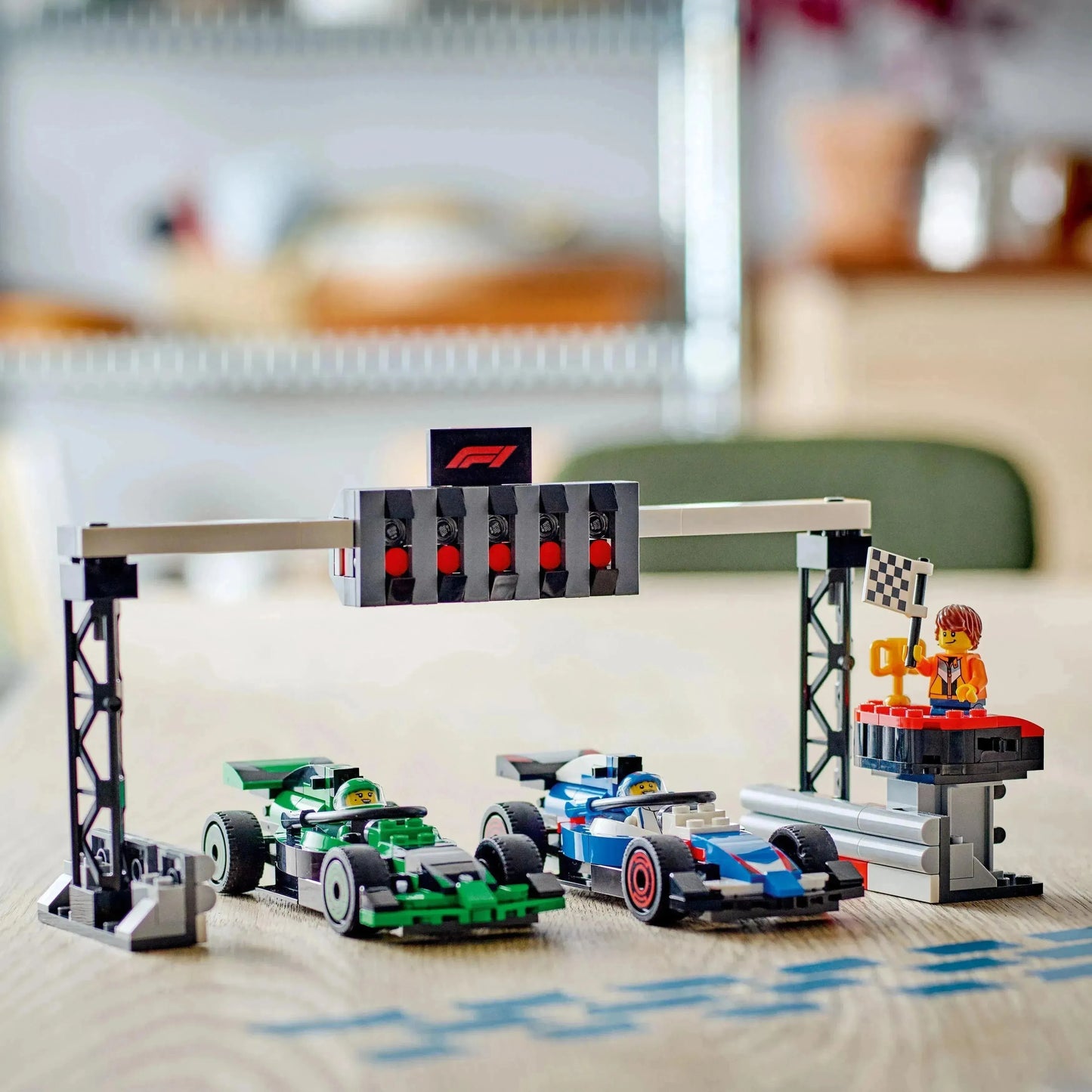 LEGO F1 Startlinie mit VCARB- und Sauber-Formel-1-Autos 60474 City
