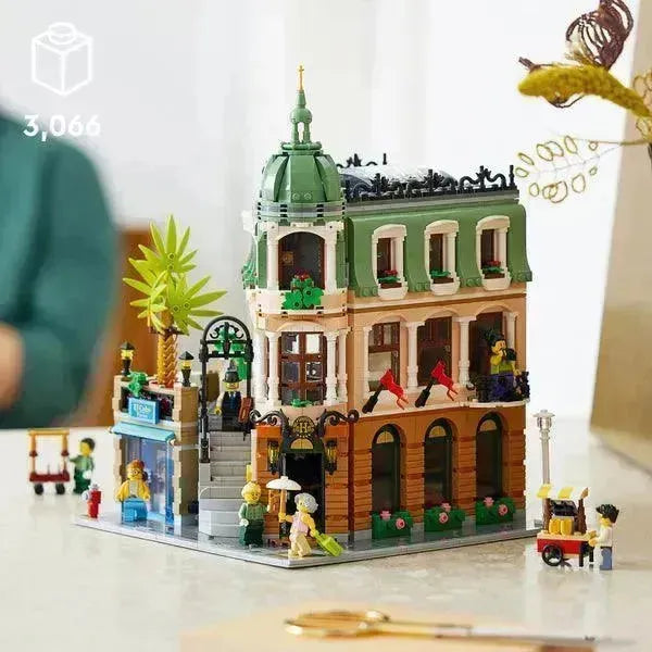LEGO Boetiekhotel 10297 Creator Expert (€. 15,00 per week + €. 50,00 borg) LEGO ICONS @ 2TTOYS | Official LEGO shop😊🥰 LEGO €. 15.00